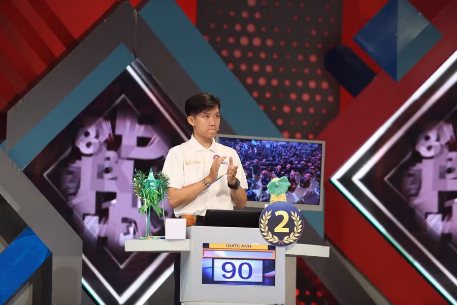 Là thí sinh thứ 2 Khởi động, Quốc Anh xuất sắc giành 90 điểm.