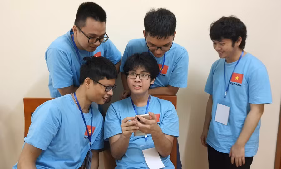 Bùi Thanh Tân (ngoài cùng bên phải) và các bạn trong đội tuyển quốc gia thi Olympic Vật lý quốc tế năm 2021.