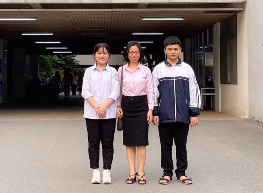 Chủ nhân 2 tấm HCB Olympic Vật lý với cô giáo chủ nhiệm Lê Thị Thơ An (ở giữa).