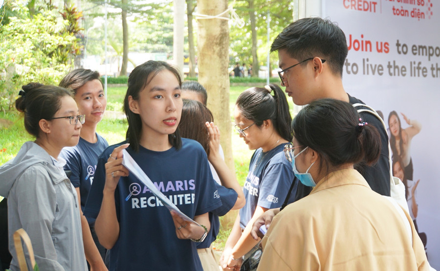 Sinh viên tìm hiểu thông tin việc làm tại một gian hàng của doanh nghiệp.