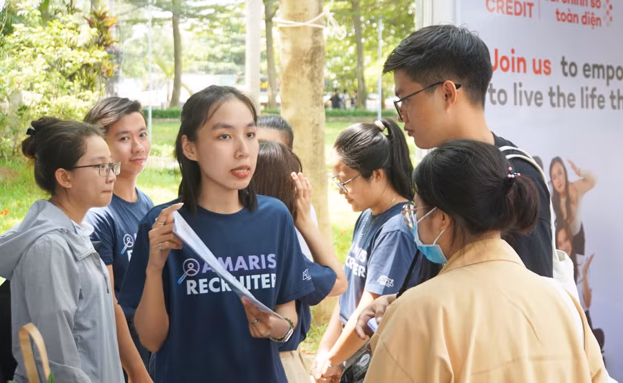 Sinh viên tìm hiểu thông tin việc làm tại một gian hàng của doanh nghiệp.