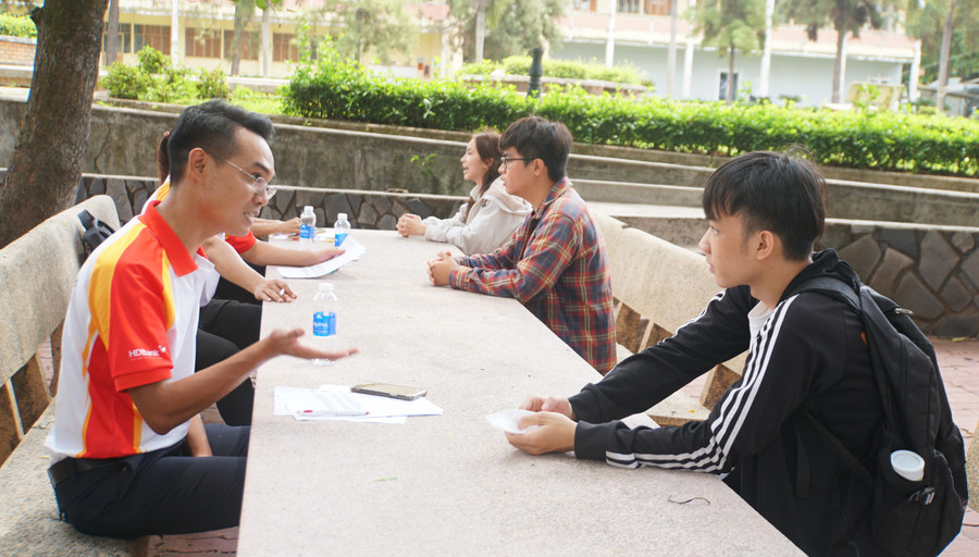 Cán bộ của một đơn vị tuyển dụng trao đổi với sinh viên về cơ hội việc làm, thực tập.