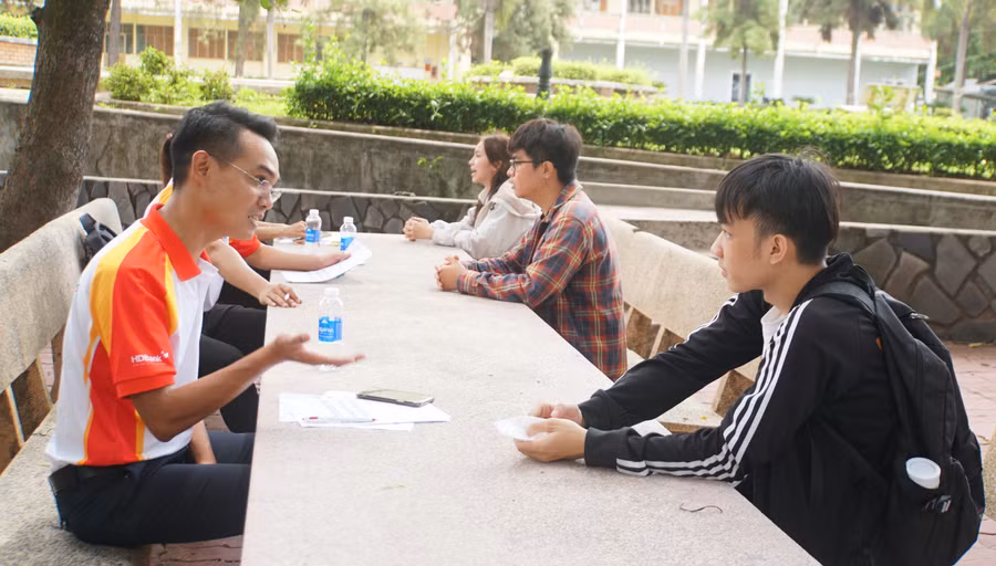 Cán bộ của một đơn vị tuyển dụng trao đổi với sinh viên về cơ hội việc làm, thực tập.
