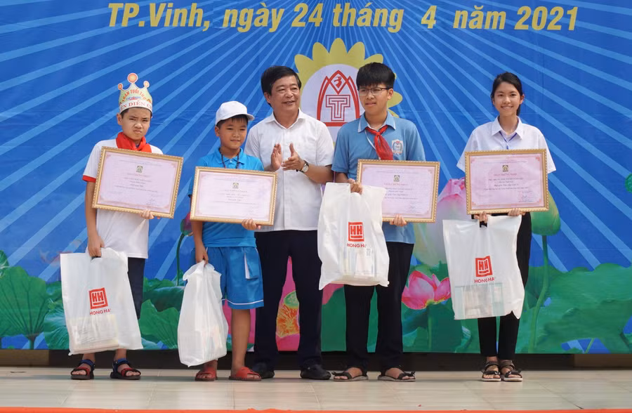 Ông Võ Văn Mai - Phó GĐ Sở GD&amp;ĐT Nghệ An trao thưởng cho các tập thể đạt giải Nhì tại cuộc thi