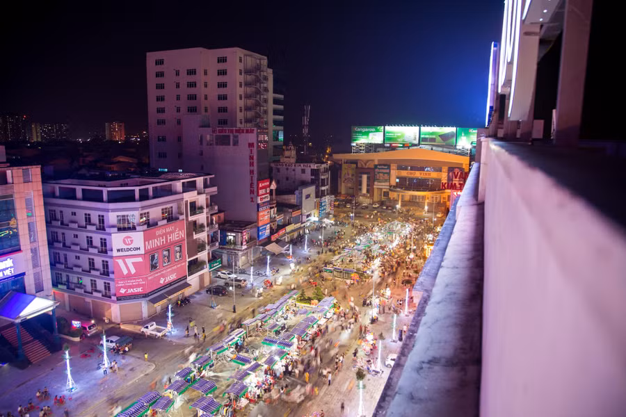 Phố đêm dài 200m đặt tại đường Cao Thắng với 144 gian hàng