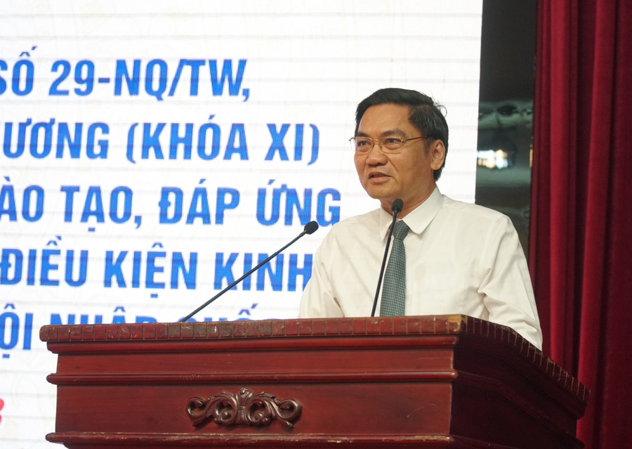 Phó Bí thư Tỉnh ủy Nghệ An – ông Hoàng Nghĩa Hiếu phát biểu chỉ đạo tại hội nghị. Ảnh: Hồ Lài. Phó Bí thư Tỉnh ủy Nghệ An – ông Hoàng Nghĩa Hiếu phát biểu chỉ đạo tại hội nghị. Ảnh: Hồ Lài.