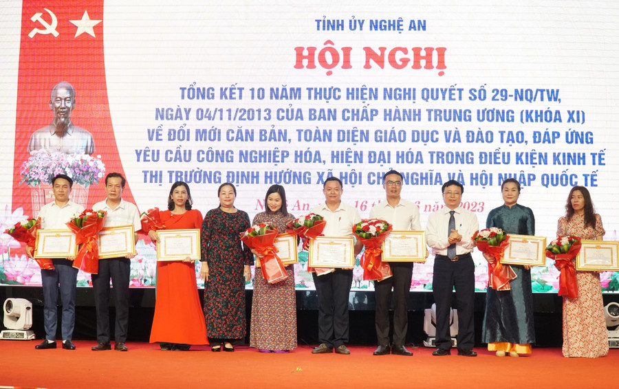 Khen thưởng 10 cá nhân có thành tích xuất sắc trong thực hiện Nghị quyết số 29 về đổi mới căn bản toàn diện giáo dục và đào tạo. Ảnh: Hồ Lài. Khen thưởng 10 cá nhân có thành tích xuất sắc trong thực hiện Nghị quyết số 29 về đổi mới căn bản toàn diện giáo dục và đào tạo. Ảnh: Hồ Lài.