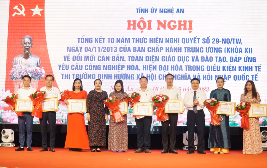 Khen thưởng 10 cá nhân có thành tích xuất sắc trong thực hiện Nghị quyết số 29 về đổi mới căn bản toàn diện giáo dục và đào tạo. Ảnh: Hồ Lài.