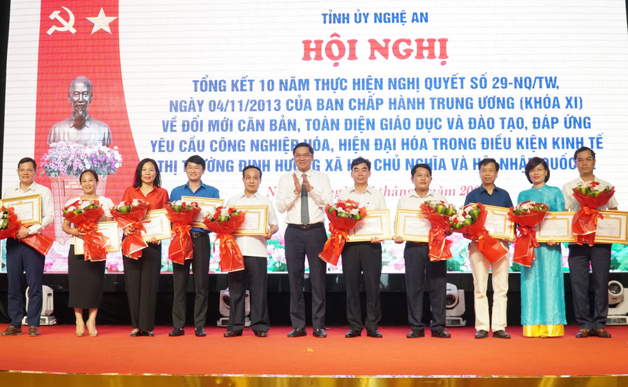 Khen thưởng 10 tập thể có thành tích xuất sắc trong chỉ đạo, thực hiện Nghị quyết số 29 - NQ/TW. Ảnh: Hồ Lài. Khen thưởng 10 tập thể có thành tích xuất sắc trong chỉ đạo, thực hiện Nghị quyết số 29 - NQ/TW. Ảnh: Hồ Lài.