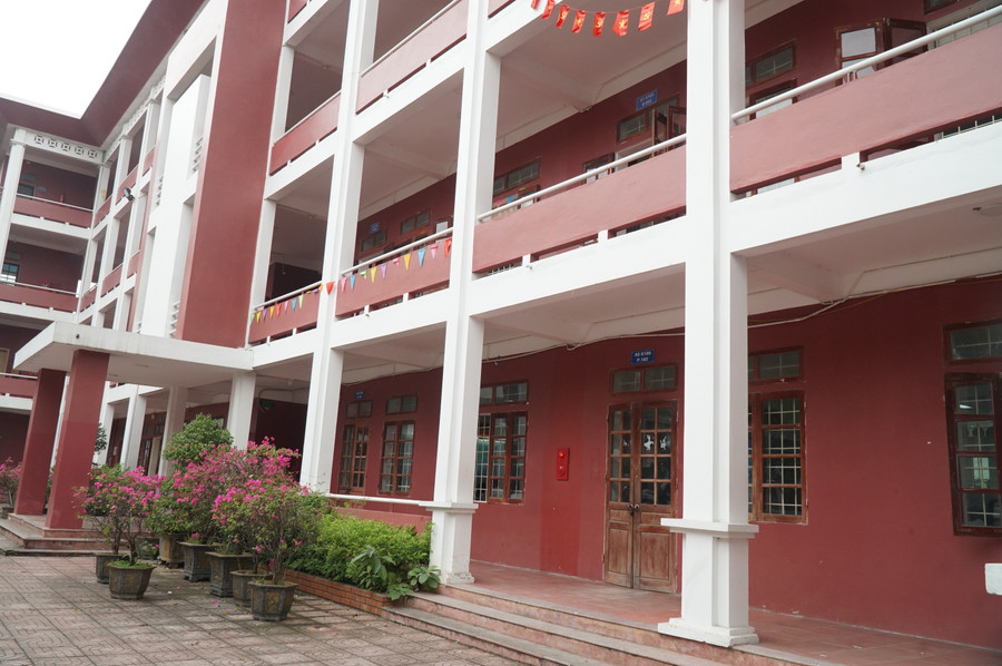 Dãy phòng học 4 tầng đã sử dụng hơn 20 năm tại Trường THPT Huỳnh Thúc Kháng, dự kiến cần vận động hơn 2 tỷ đồng để tu sửa. Ảnh: Hồ Lài.