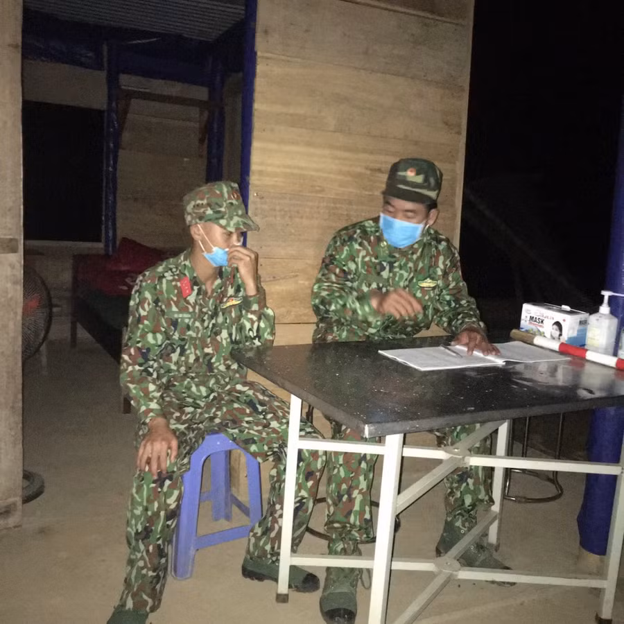 Tại các chốt kiểm soát dịch Covid-19, cán bộ, chiến sĩ được bố trí trực canh gác cả ngày lẫn đêm.