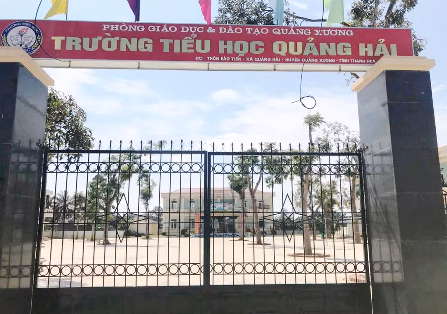 Gần 1.000 học sinh của Trường Tiểu học Quảng Hải (Quảng Xương, Thanh Hóa) cũng đã phải tạm dừng đến lớp.