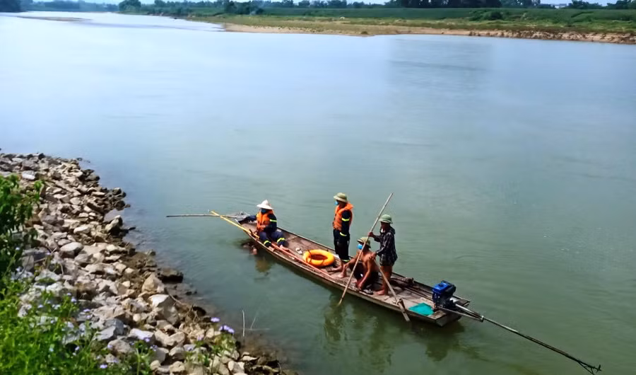 Lực lượng Cản sát PCCC&CNCH, Công an tỉnh Thanh Hóa tìm kiếm nạn nhân đuối nước.