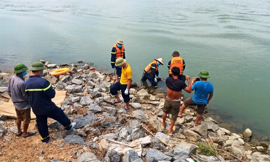 Lực lượng chức năng đang trục vớt thi thể nạn nhân đuối nước ở sông Mã.
