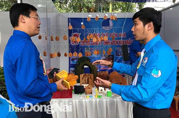 Anh Lê Quốc Phong, Bí thư thứ nhất Trung ương Đoàn khóa XI, hiện là Bí thư Tỉnh ủy Đồng Tháp tham quan gian hàng triển lãm các sản phẩm do công ty của anh Ngô Quốc Huy - một thanh niên thế hệ 9X có đam mê khởi nghiệp trong lĩnh vực công nghệ tự động hóa. Ảnh: Báo Đồng Nai Anh Lê Quốc Phong, Bí thư thứ nhất Trung ương Đoàn khóa XI, hiện là Bí thư Tỉnh ủy Đồng Tháp tham quan gian hàng triển lãm các sản phẩm do công ty của anh Ngô Quốc Huy - một thanh niên thế hệ 9X có đam mê khởi nghiệp trong lĩnh vực công nghệ tự động hóa. Ảnh: Báo Đồng Nai