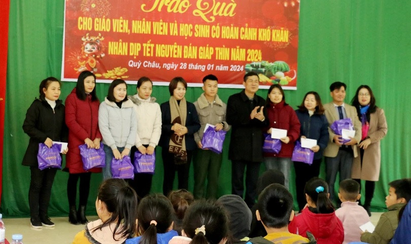 Giám đốc Sở GD&ĐT Nghệ An - ông Thái Văn Thành - trao quà cho giáo viên huyện Quỳ Châu. Ảnh: Hồ Lài Giám đốc Sở GD&ĐT Nghệ An - ông Thái Văn Thành - trao quà cho giáo viên huyện Quỳ Châu. Ảnh: Hồ Lài