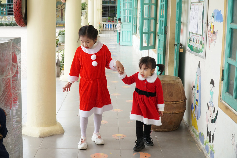 Nhiều bạn nhỏ đi học được bố mẹ mặc cho bộ quần áo của ông già Nole