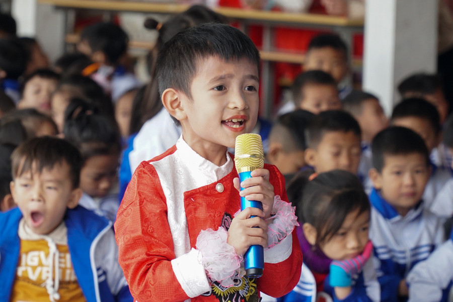 Em Chu Hải Đăng tham dự phần thi kể chuyện về Bác Hồ và bộ đội vùng cao. Dù mới là học sinh lớp 2 nhưng em kể chuyển rất biểu cảm, khiến nhiều bạn bè, thầy cô tán thưởng.
