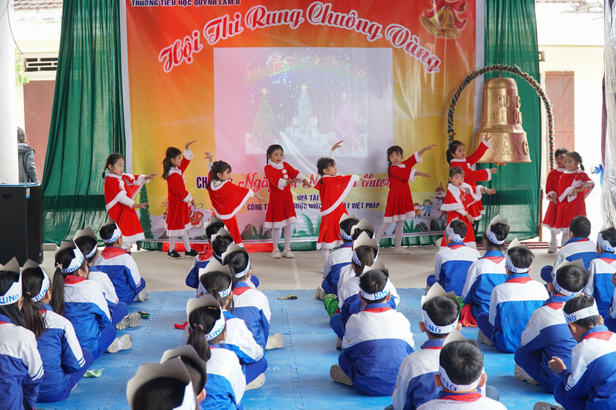 Chương trình biểu diễn văn nghệ mang màu sắc lễ Noel của học sinh Trường Tiểu học Quỳnh Lâm B