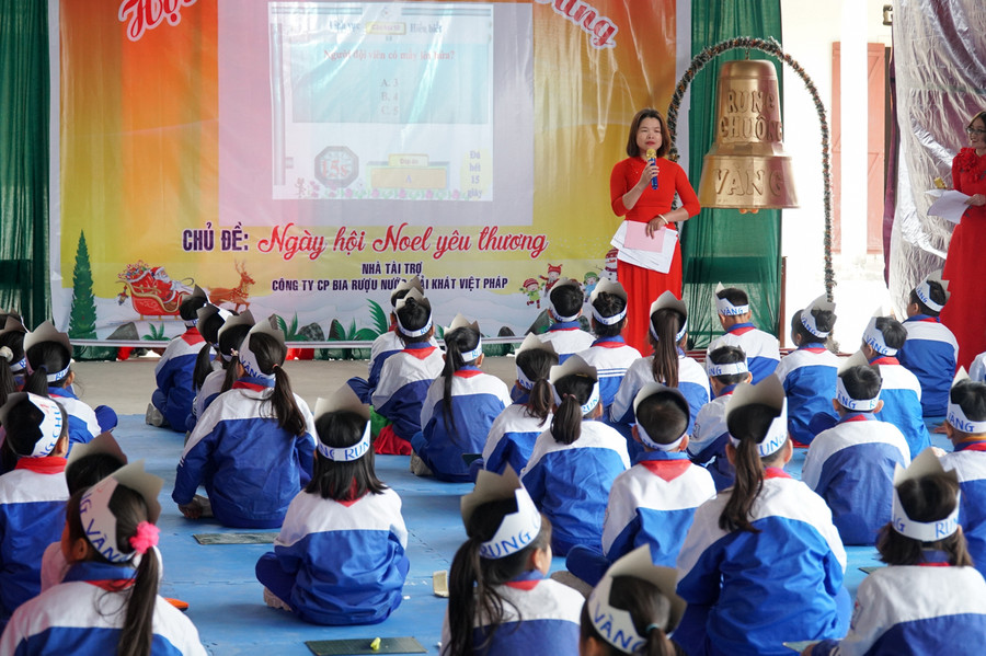 Các em tham gia cuộc thi Rung chuông Vàng với 30 câu hỏi thuộc nhiều lĩnh vực kiến thức: Đội Thiếu niên tiền phong, Lịch sử, Tiếng Anh, Khoa học tự nhiên, các danh nhân...