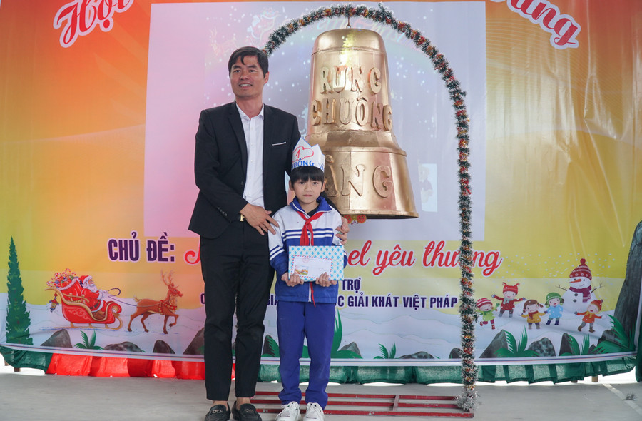 Kết thúc cuộc thi, em Nguyễn Tuấn Tú là thí sinh xuất sắc rung được chuông Vàng và nhận phần thưởng từ nhà trường