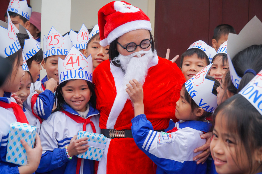 Học sinh Trường Tiểu học Quỳnh Lâm B (huyện Quỳnh Lưu, Nghệ An) vui nhận quà của "ông già Noel".