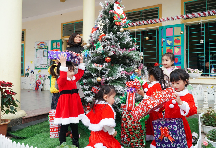 Đối với trường mầm non, các cô giáo cũng đã trang trí cây thông Noel cùng các phần quà để tạo không khí Giáng sinh cho các bạn nhỏ.