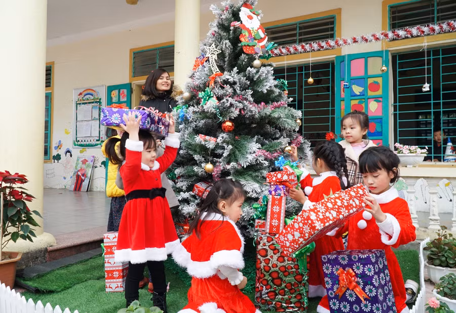 Đối với trường mầm non, các cô giáo cũng đã trang trí cây thông Noel cùng các phần quà để tạo không khí Giáng sinh cho các bạn nhỏ.