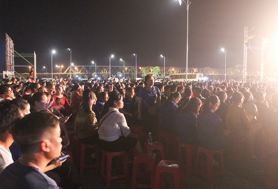 Chương trình được tổ chức ngay chân cầu Bến Thủy, thu hút đông đảo người dân đến xem Chương trình được tổ chức ngay chân cầu Bến Thủy, thu hút đông đảo người dân đến xem