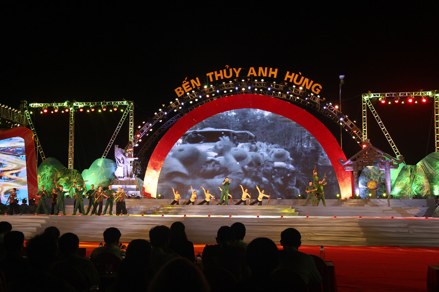 Chương trình được dàn dựng công phu, nhiều ca khúc nổi tiếng được thể hiện như “Trung Đô thuở ấy còn đây”, “Núi Hồng sông Lam”, “Bến Thủy khúc tráng ca”, “Gửi người chiến sỹ trên phà”,“Chào em cô gái Lam Hồng”,