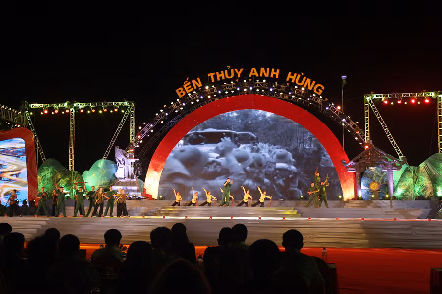 Chương trình được dàn dựng công phu, nhiều ca khúc nổi tiếng được thể hiện như “Trung Đô thuở ấy còn đây”, “Núi Hồng sông Lam”, “Bến Thủy khúc tráng ca”, “Gửi người chiến sỹ trên phà”,“Chào em cô gái Lam Hồng”, Chương trình được dàn dựng công phu, nhiều ca khúc nổi tiếng được thể hiện như “Trung Đô thuở ấy còn đây”, “Núi Hồng sông Lam”, “Bến Thủy khúc tráng ca”, “Gửi người chiến sỹ trên phà”,“Chào em cô gái Lam Hồng”,