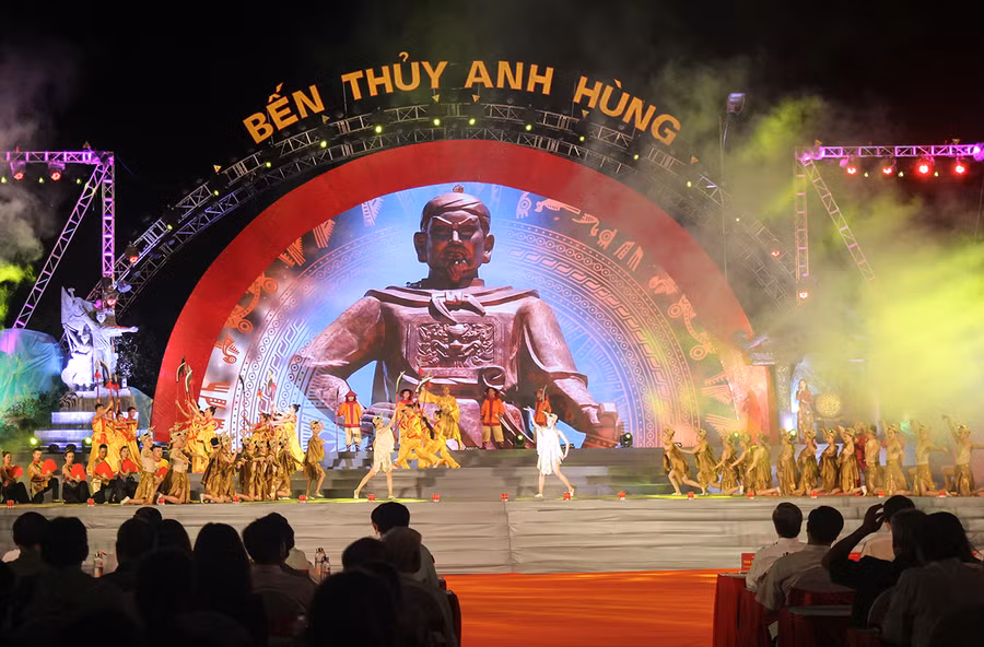 Chương trình gồm 4 phần tái hiện lại lịch sử vùng đất Nghệ Tĩnh và địa danh Bến Thủy từ xưa đến nay Chương trình gồm 4 phần tái hiện lại lịch sử vùng đất Nghệ Tĩnh và địa danh Bến Thủy từ xưa đến nay