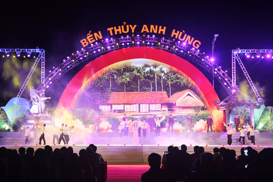 Chương trình quy tụ nhiều nghệ sĩ nổi tiếng trên cả nước Chương trình quy tụ nhiều nghệ sĩ nổi tiếng trên cả nước