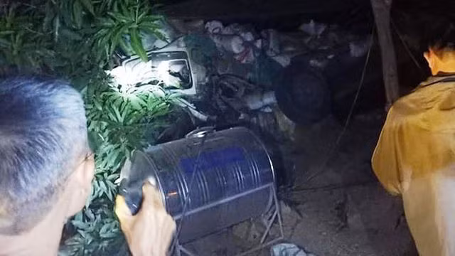 Xe tải chở hàng tấn lúa lao xuống vực sâu 50m. Ảnh M. Hà