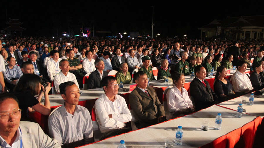 Đông đảo người dân về dự lễ