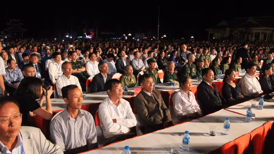 Đông đảo người dân về dự lễ