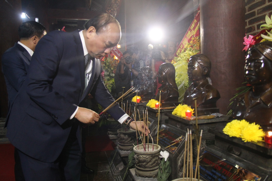 Thủ tướng Nguyễn Xuân Phúc dâng hương cho các 13 nữ TNXP Truông Bồn hi sinh 50 năm trước