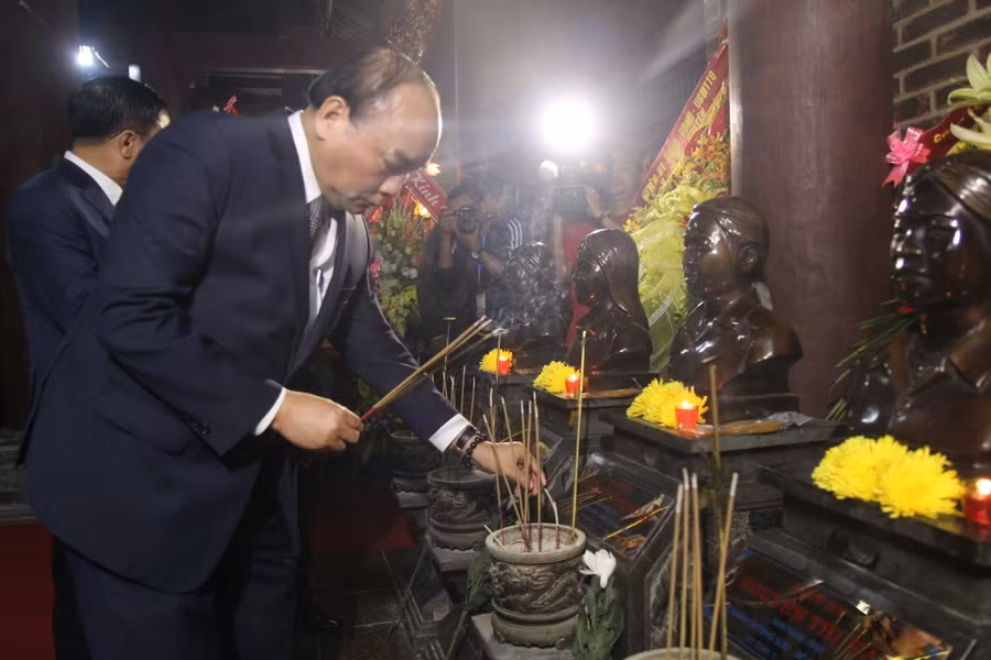 Thủ tướng Nguyễn Xuân Phúc dâng hương cho các 13 nữ TNXP Truông Bồn hi sinh 50 năm trước