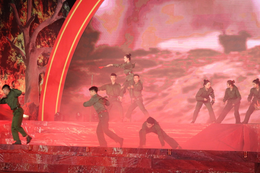 Hình ảnh "tiểu đội thép" làm nhiệm vụ thông xe được tái hiện lại trong chương trình nghệ thuật