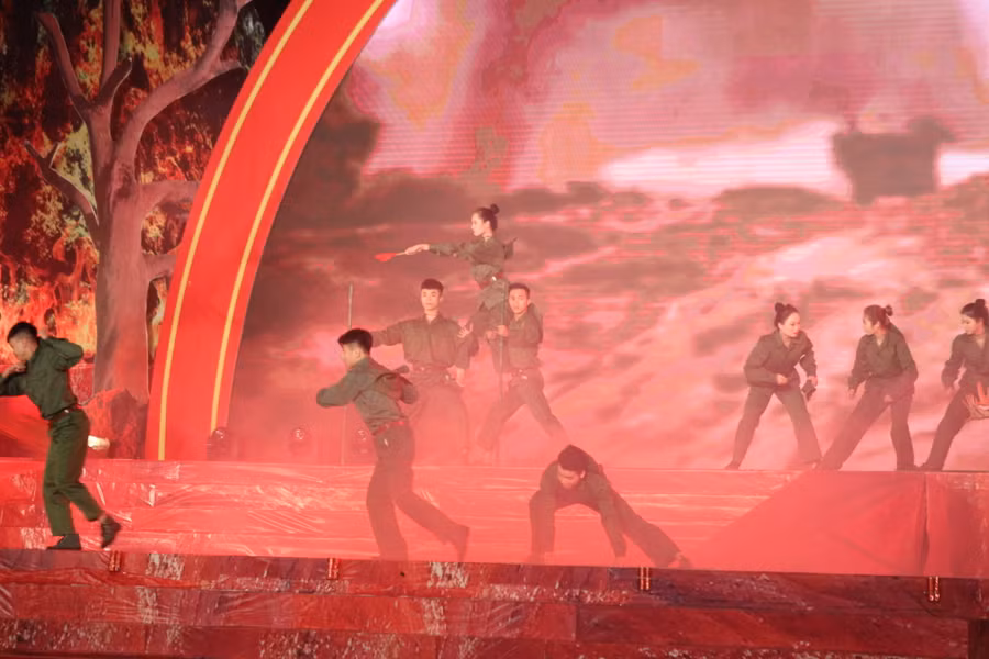 Hình ảnh "tiểu đội thép" làm nhiệm vụ thông xe được tái hiện lại trong chương trình nghệ thuật