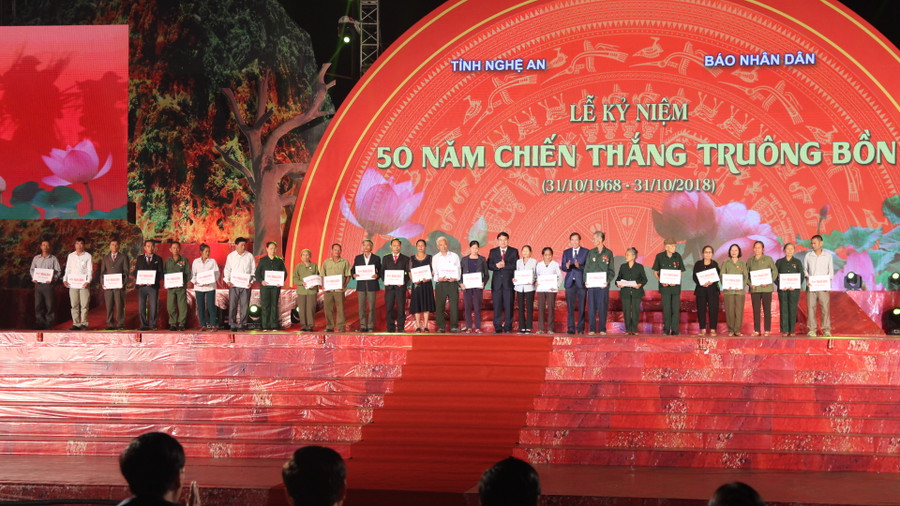 Báo Nhân dân trao quà cho thân nhân 13 nữ TNXP Truông Bồn hi sinh và các cựu TNXP Nghệ An có hoàn cảnh khó khăn