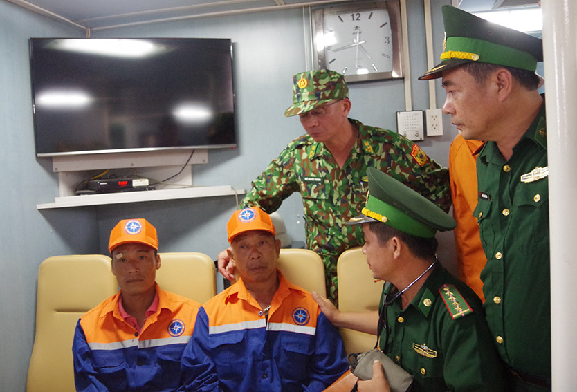 Hai thuyền viên còn sống là Đinh Trọng Dũng và Nguyễn Xuân Tuyến được đưa về quê nhà vào chiều 30/6