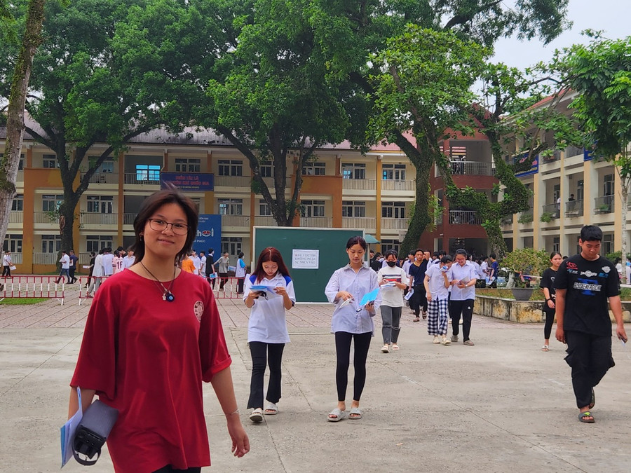 Các em học sinh hoàn thành bài thi môn Toán với tâm trạng vui vẻ.