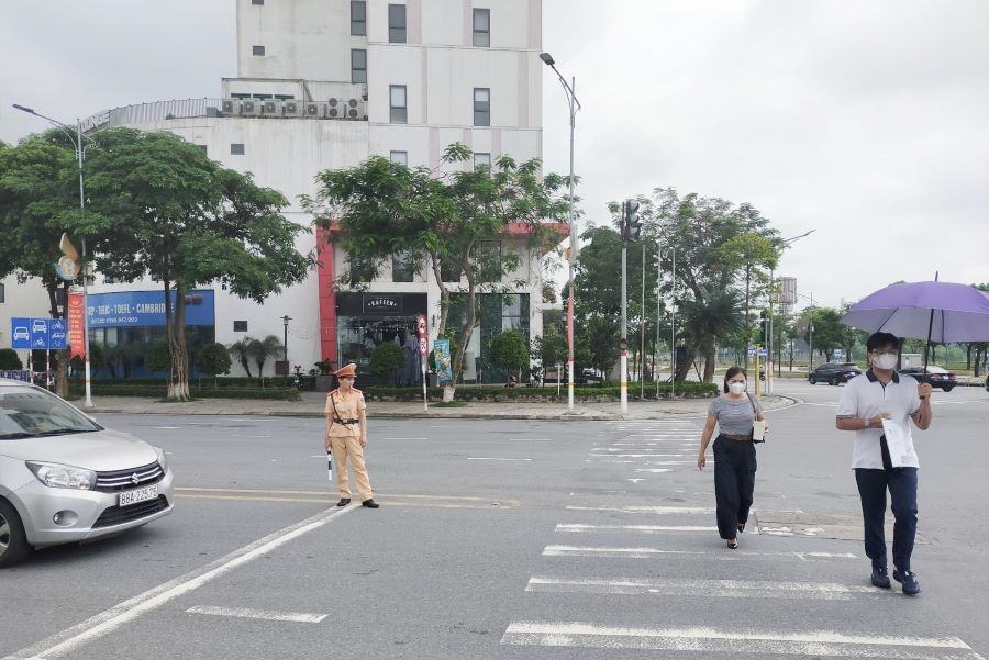 Lực lượng cảnh sát giao thông có mặt rất sớm phân luồng điều tiết giao thông tại khu vực Hội đồng coi thi Trường THPT Chuyên Hùng Vương, TP Việt Trì. Lực lượng cảnh sát giao thông có mặt rất sớm phân luồng điều tiết giao thông tại khu vực Hội đồng coi thi Trường THPT Chuyên Hùng Vương, TP Việt Trì.