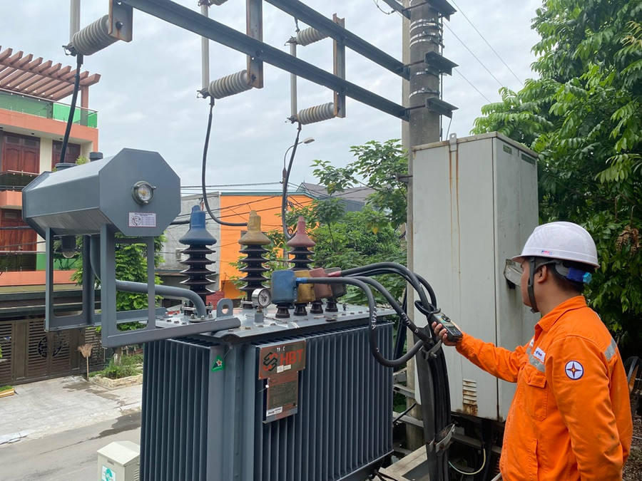 Lực lượng kỹ thuật tăng cường kiểm tra các đường dây và thiết bị trạm.