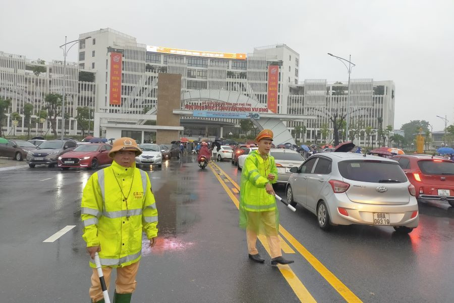 Lực lượng Cảnh sát giao thông có mặt rất sớm tại Hội đồng coi thi Trường THPT Chuyên Hùng Vương để phân luồng, điều tiết giao thông hỗ trợ các thí sinh di chuyển đến điểm thi thuận lợi.