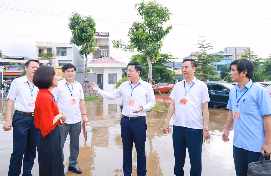 Ông Hoàng Mạnh Du (thứ 2 từ phải qua) và Phó Chủ tịch UBND tỉnh Vĩnh Phúc Vũ Việt Văn - Trưởng Ban chỉ đạo thi cấp tỉnh kiểm tra tại điểm thi Trường THPT Trần Hưng Đạo.