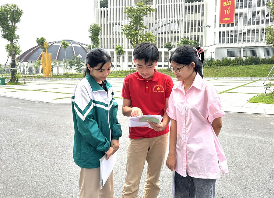 Các thí sinh thảo luận sau khi kết thúc môn thi chuyên ngày 8/6.