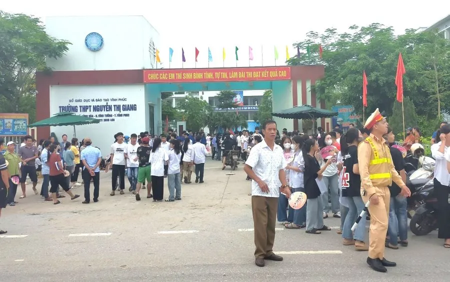 Lực lượng Công an giao thông và các tình nguyện viên có mặt rất sớm tại Hội đồng thi Trường THPT Nguyễn Thị Giang điều tiết giao thông, hỗ trợ thí sinh.