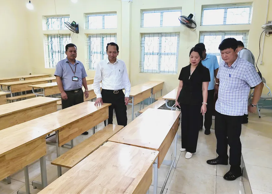 Phó Chủ tịch UBND tỉnh Hà Giang Trần Đức Quý (thứ 2 bên trái ảnh) kiểm tra cơ sở vật chất chuẩn bị Kỳ thi tốt nghiệp tại huyện Bắc Quang.